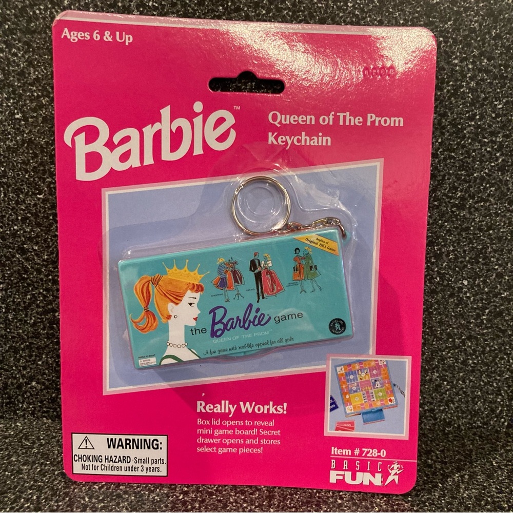 NIP Barbie sealed 1999 Queen of the Prom keyring. Really opens to mini game!